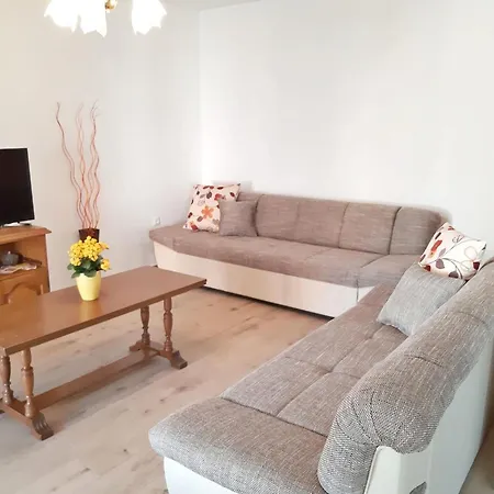 In Near Golf Course Apartment