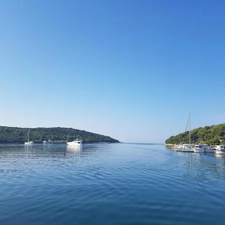 In Near Golf Course Apartment