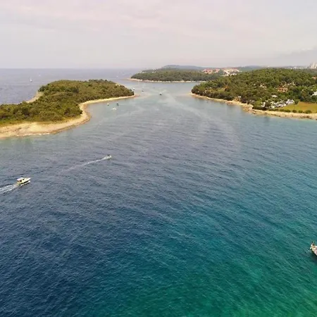 In Near Golf Course Apartment