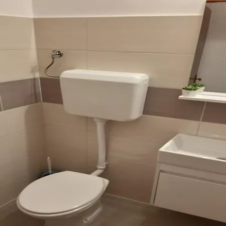 In Near Golf Course Apartment *