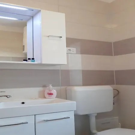 Apartment In Near Golf Course *