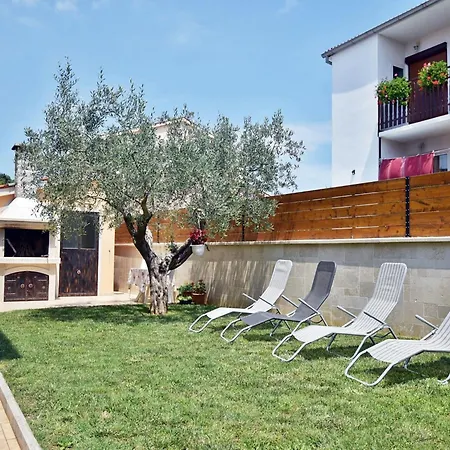 Apartment In Near Golf Course Pula