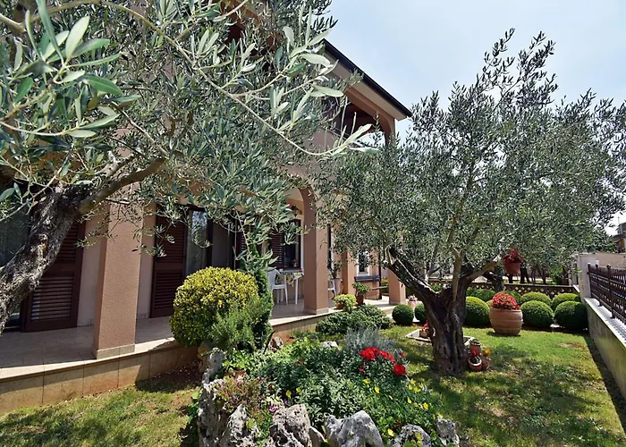 In Near Golf Course Apartment