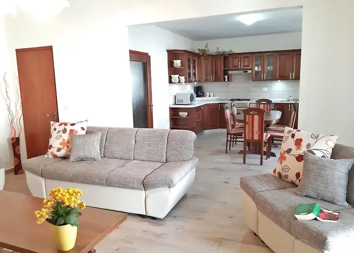 In Near Golf Course Apartment